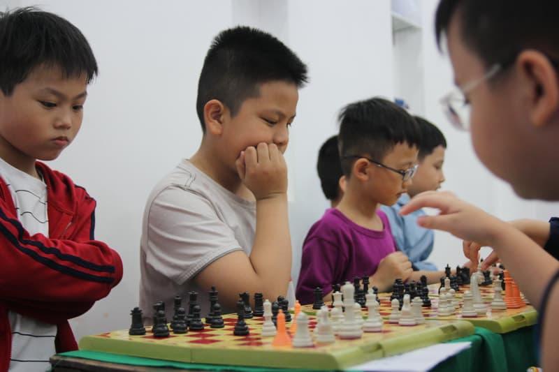 Các bé thi đấu cờ vua tại Đà Nẵng