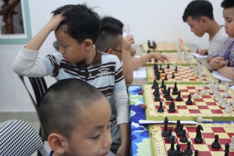 Các bé thi đấu cờ vua tại Đà Nẵng
