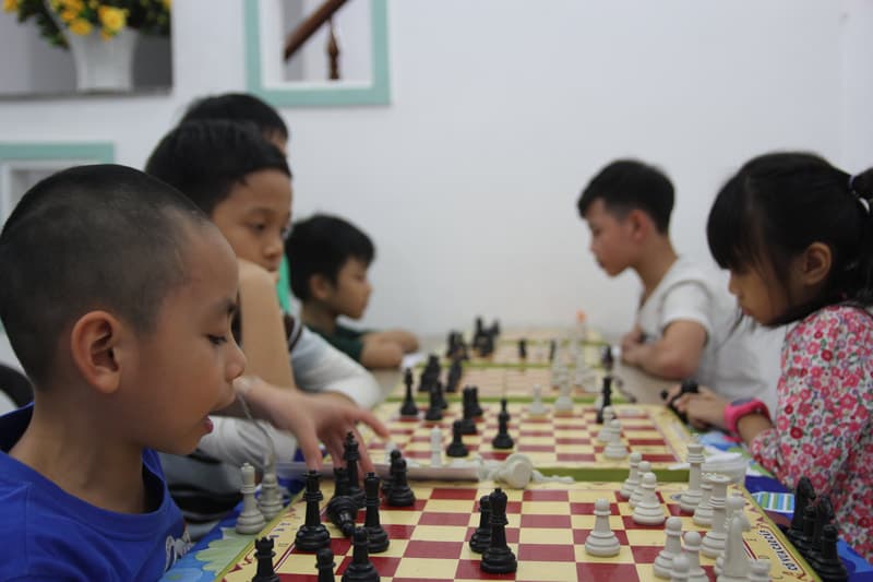 Các bé thi đấu cờ vua tại Đà Nẵng